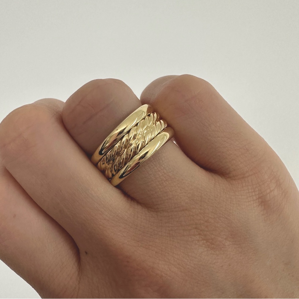 Preowned David Yurman 18k Thoroughbred band ring.
